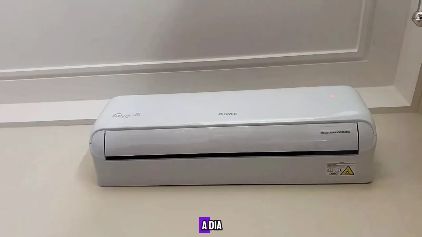 Unidade interna Gree G-Top com defletor aberto resfriando o ambiente