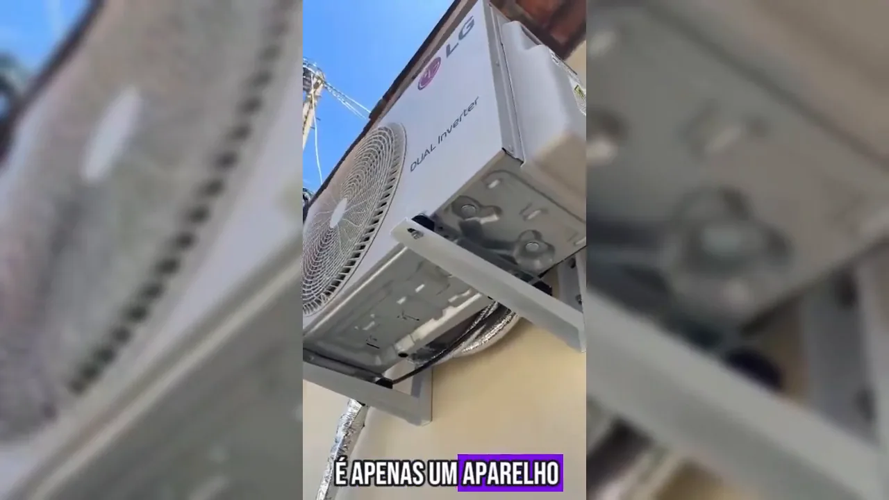 Unidade condensadora externa fixada no suporte em pleno funcionamento