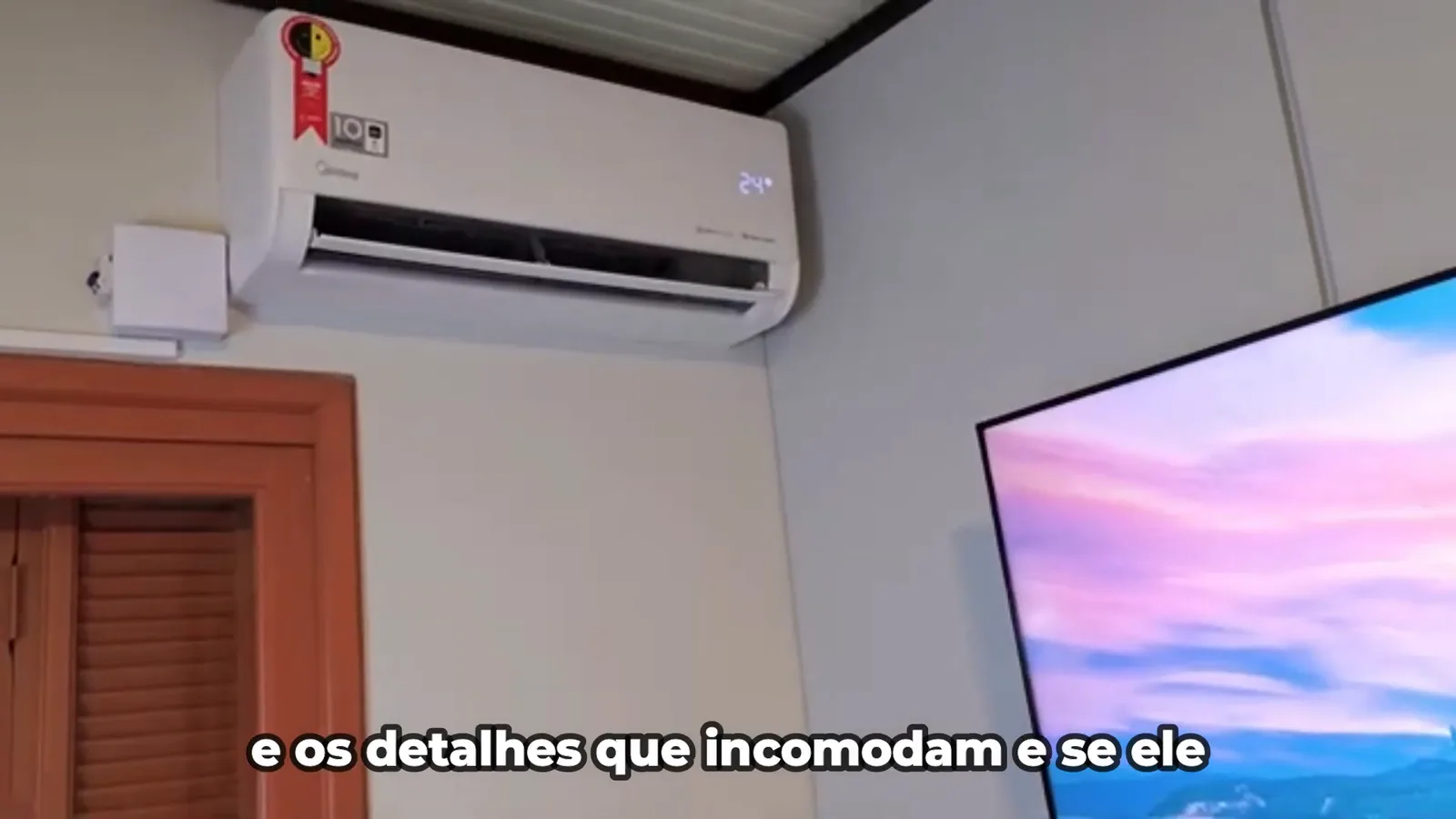 Painel digital da evaporadora Midea exibindo a temperatura selecionada