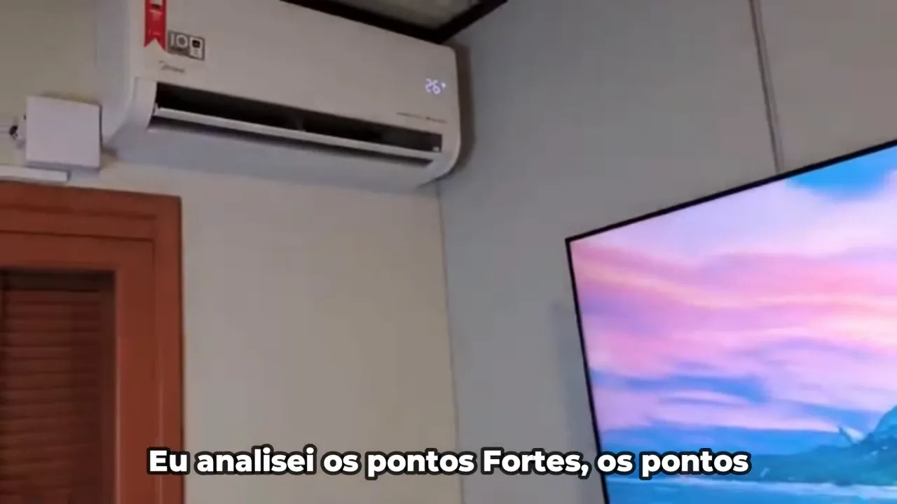 Evaporadora do ar-condicionado ligada com visor digital alterando temperatura