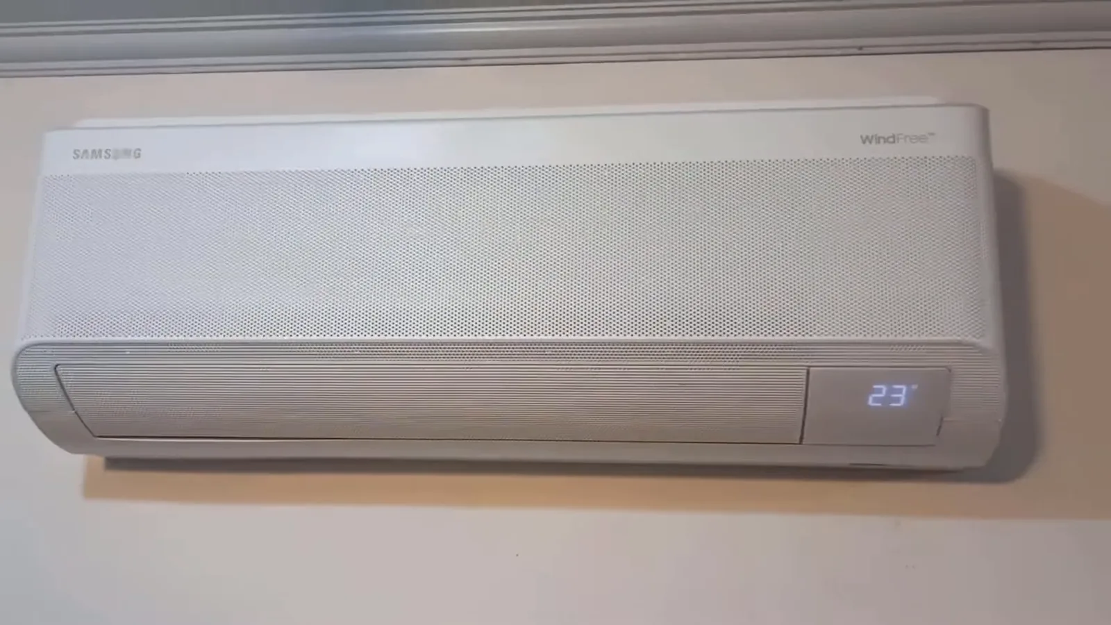 Ar-condicionado Samsung WindFree resfriando suavemente com aleta fechada no quarto