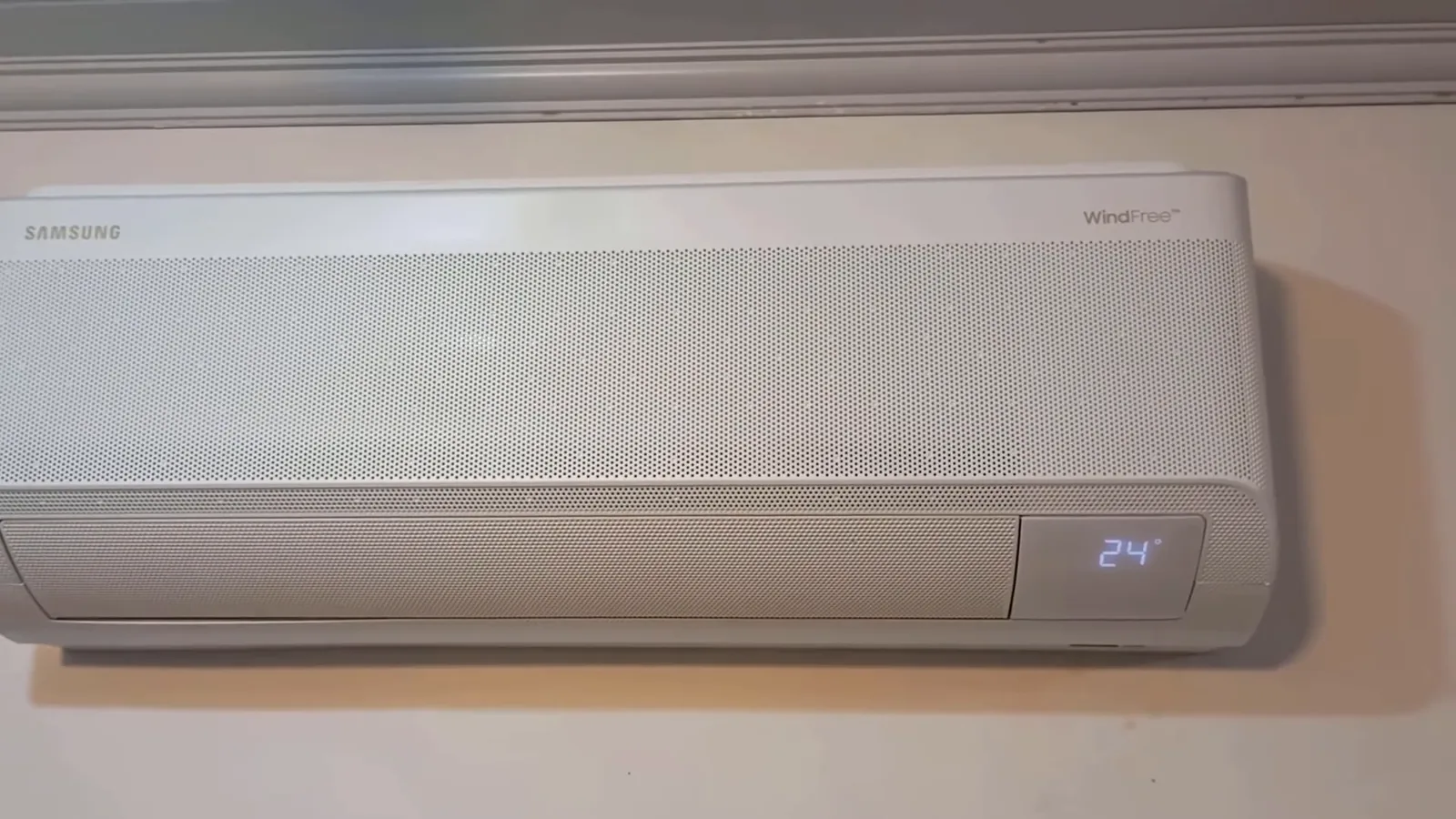 Painel com microfuros do ar-condicionado Samsung WindFree em pleno funcionamento