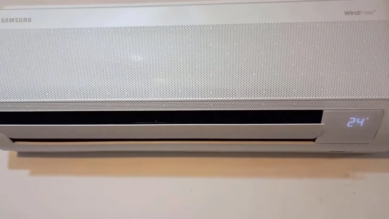 Aleta do ar-condicionado Samsung WindFree abrindo automaticamente para ventilação rápida