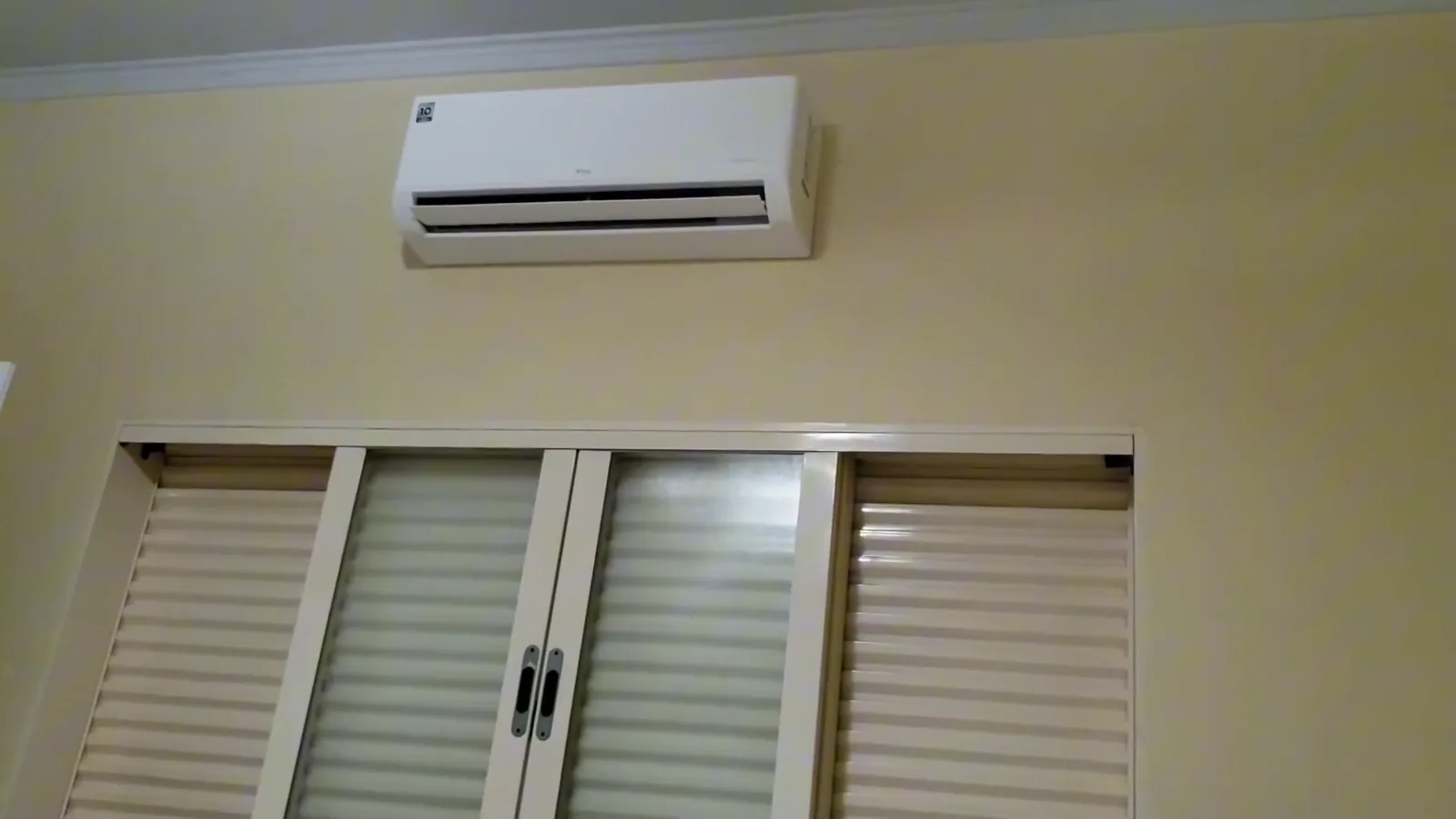 Ar-condicionado TCL T-Pro instalado na parede em funcionamento