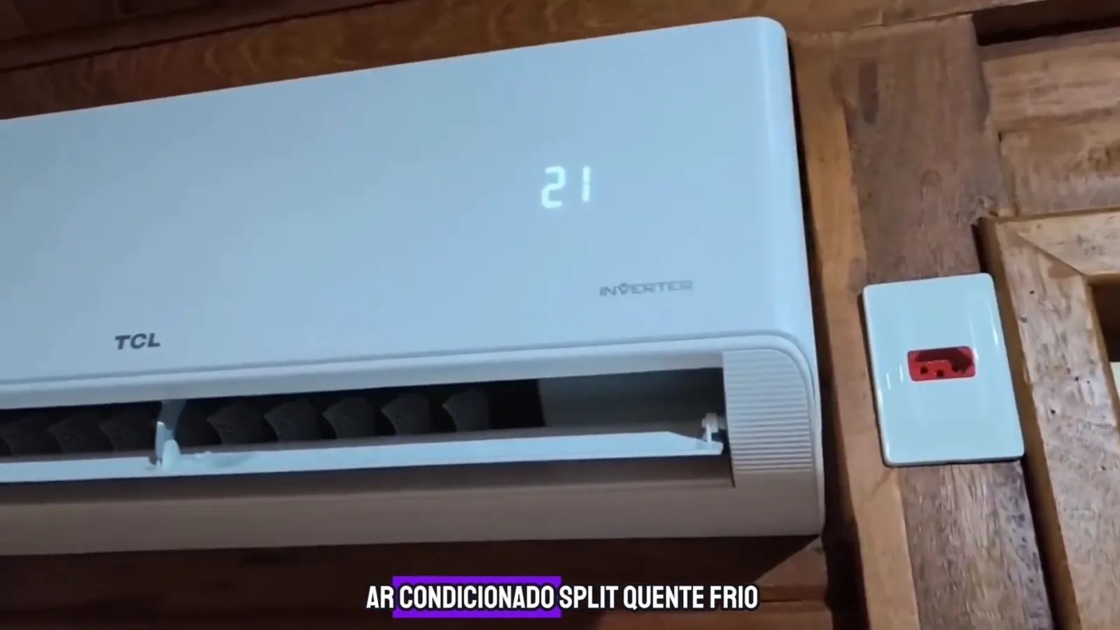 Ar-condicionado TCL T-Pro instalado na parede em pleno funcionamento