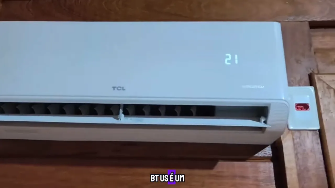 Aparelho refrigerando o ambiente com aleta em movimento contínuo