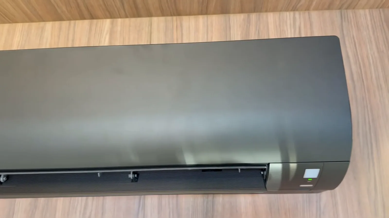 Unidade interna do ar-condicionado Daikin instalada na parede em funcionamento