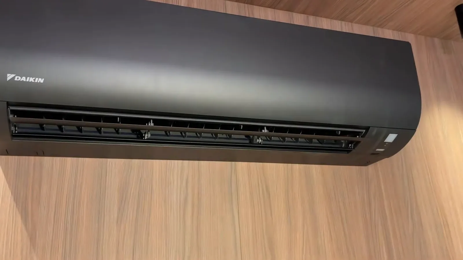 Ar-condicionado Daikin com aletas abertas garantindo fluxo de ar constante