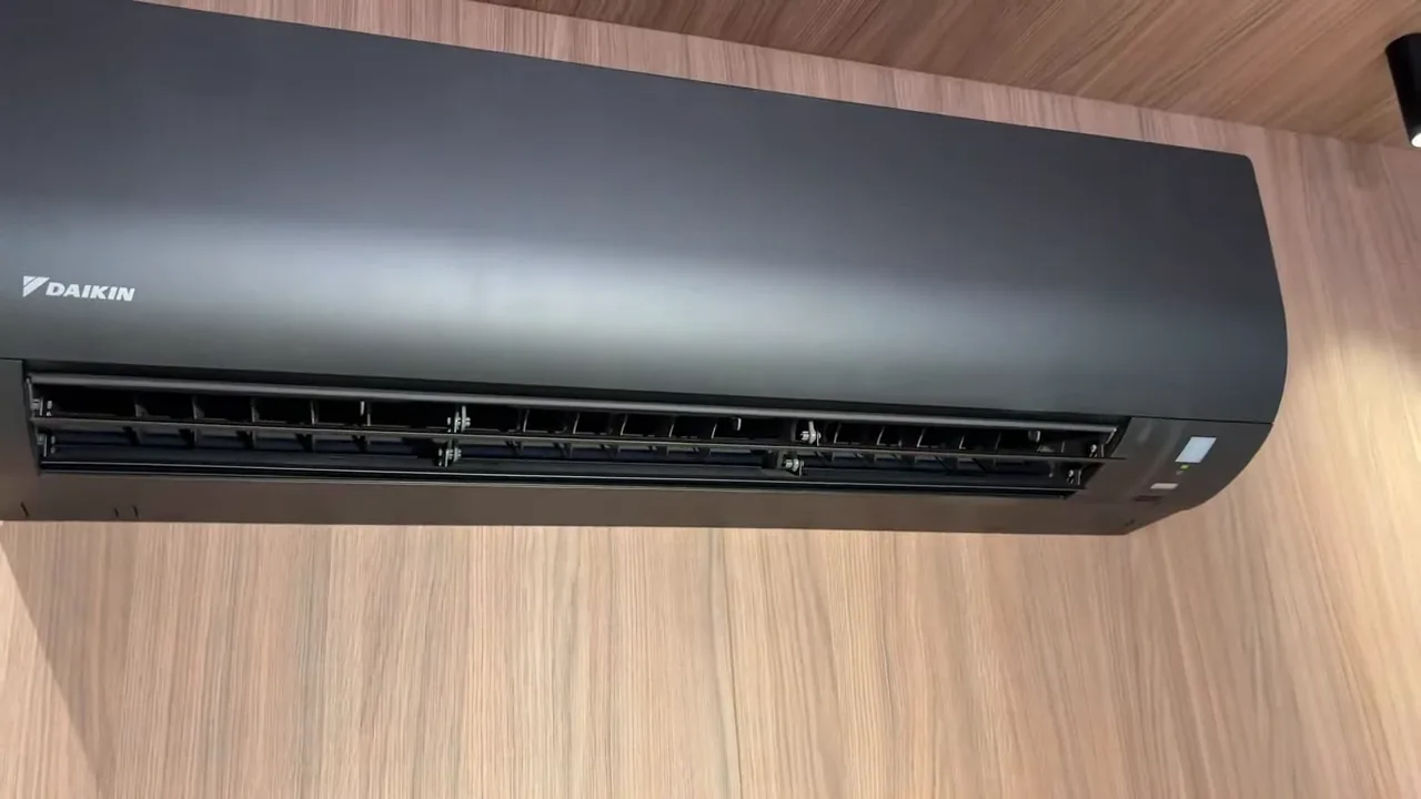 Ar-condicionado Daikin em funcionamento estável e silencioso no ambiente