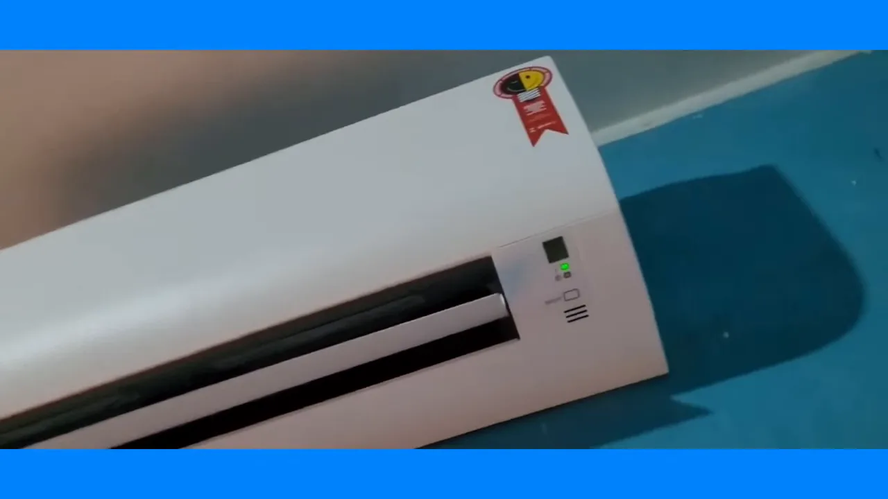 Unidade interna do ar-condicionado Daikin operando com aleta aberta