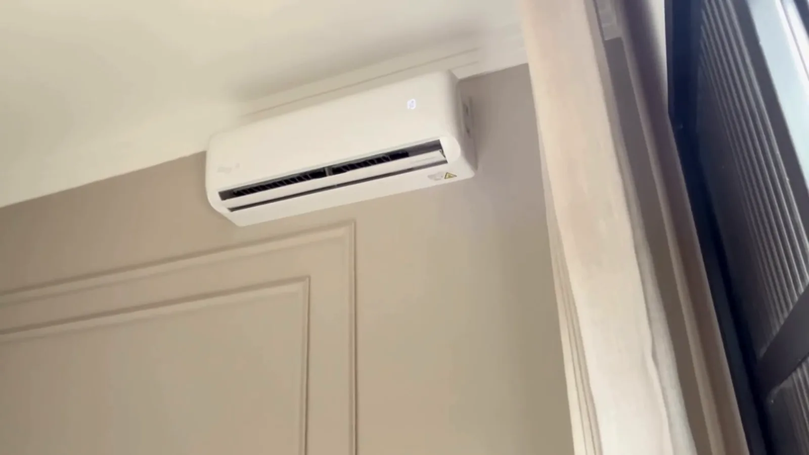 Unidade evaporadora interna do ar-condicionado Gree G-Top instalada na parede
