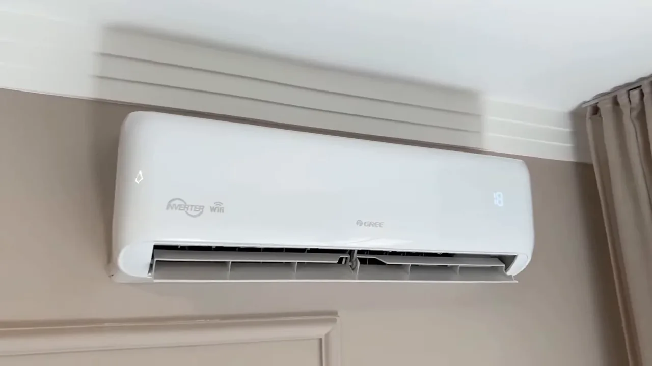 Unidade evaporadora Gree G-Top Auto em funcionamento resfriando o ambiente