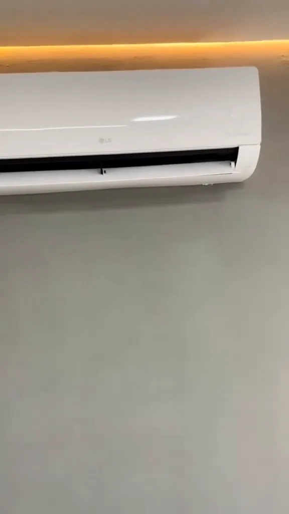 Unidade evaporadora split LG Dual Inverter em funcionamento na parede
