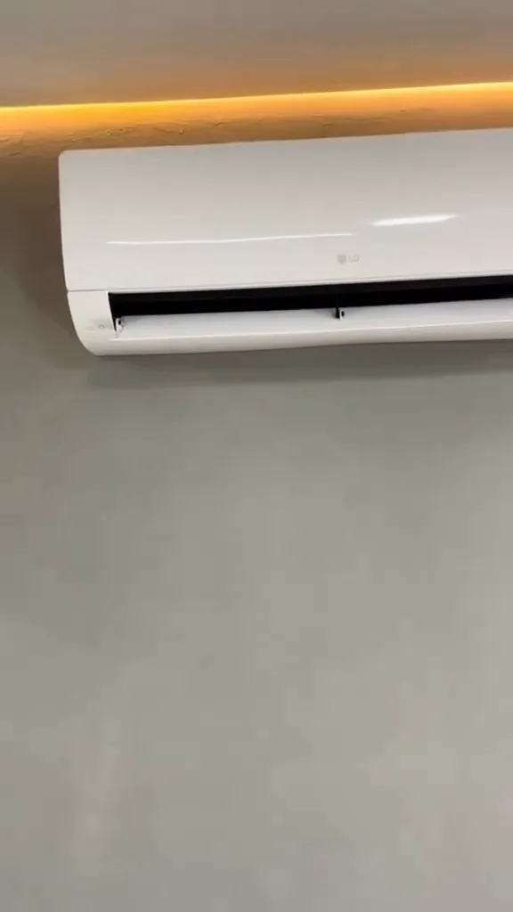 Ar-condicionado LG Dual Inverter ligado refrigerando o ambiente