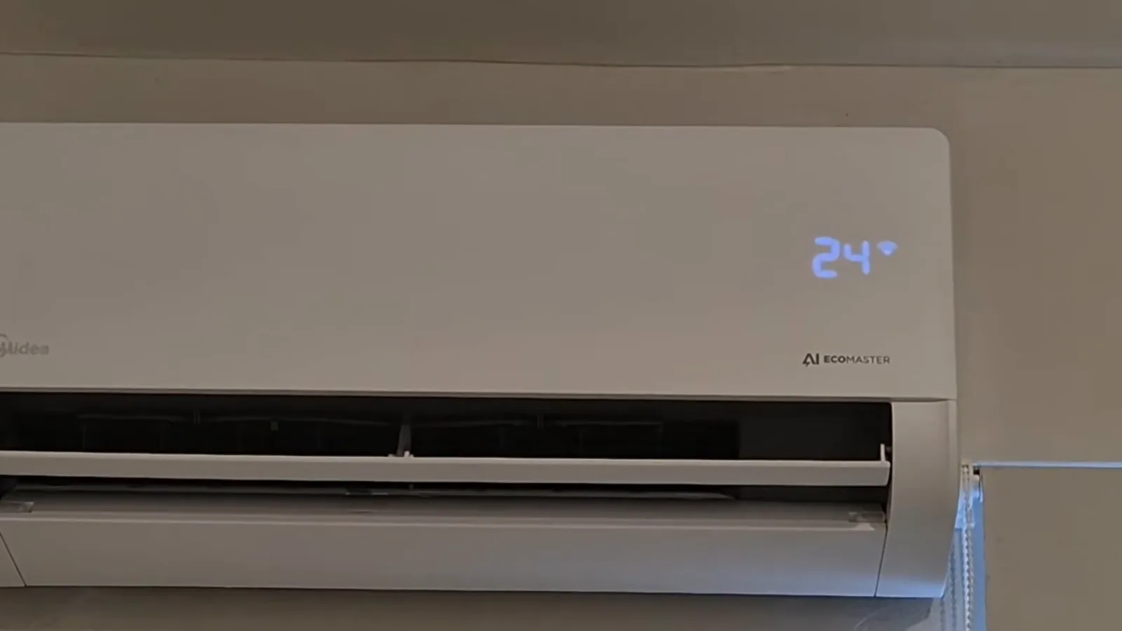 Unidade evaporadora Midea AI Ecomaster ligada na parede com display ativo