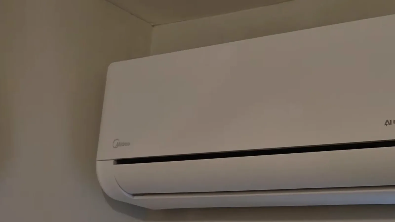 Ar-condicionado split Midea AI Ecomaster instalado em ambiente residencial