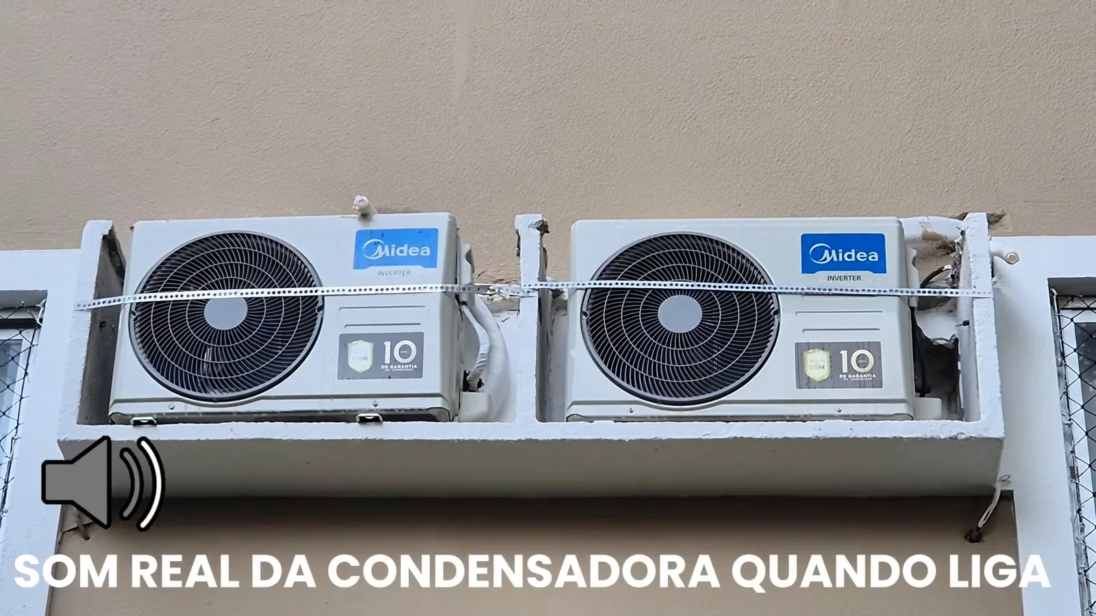 Condensadora externa do ar-condicionado split Midea em funcionamento contínuo