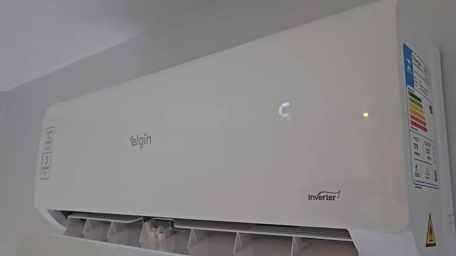 Unidade evaporadora ligada na parede com visor digital indicando temperatura ambiente