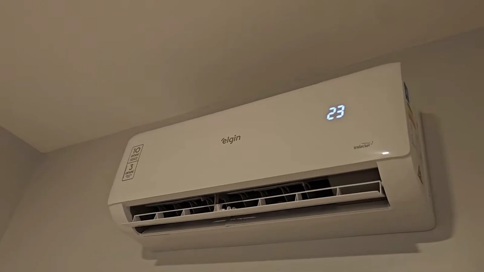 Ar condicionado split inverter Elgin Eco II em funcionamento no quarto
