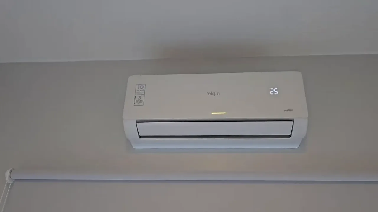 Unidade interna do ar condicionado Elgin Eco II funcionando instalada na parede