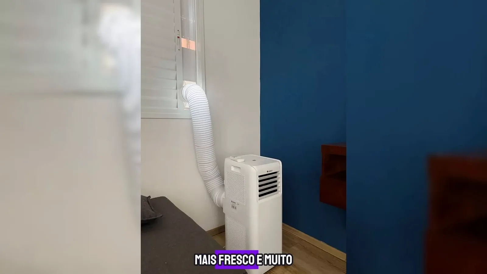Ar-condicionado portátil Gree Aovia em funcionamento em quarto compacto