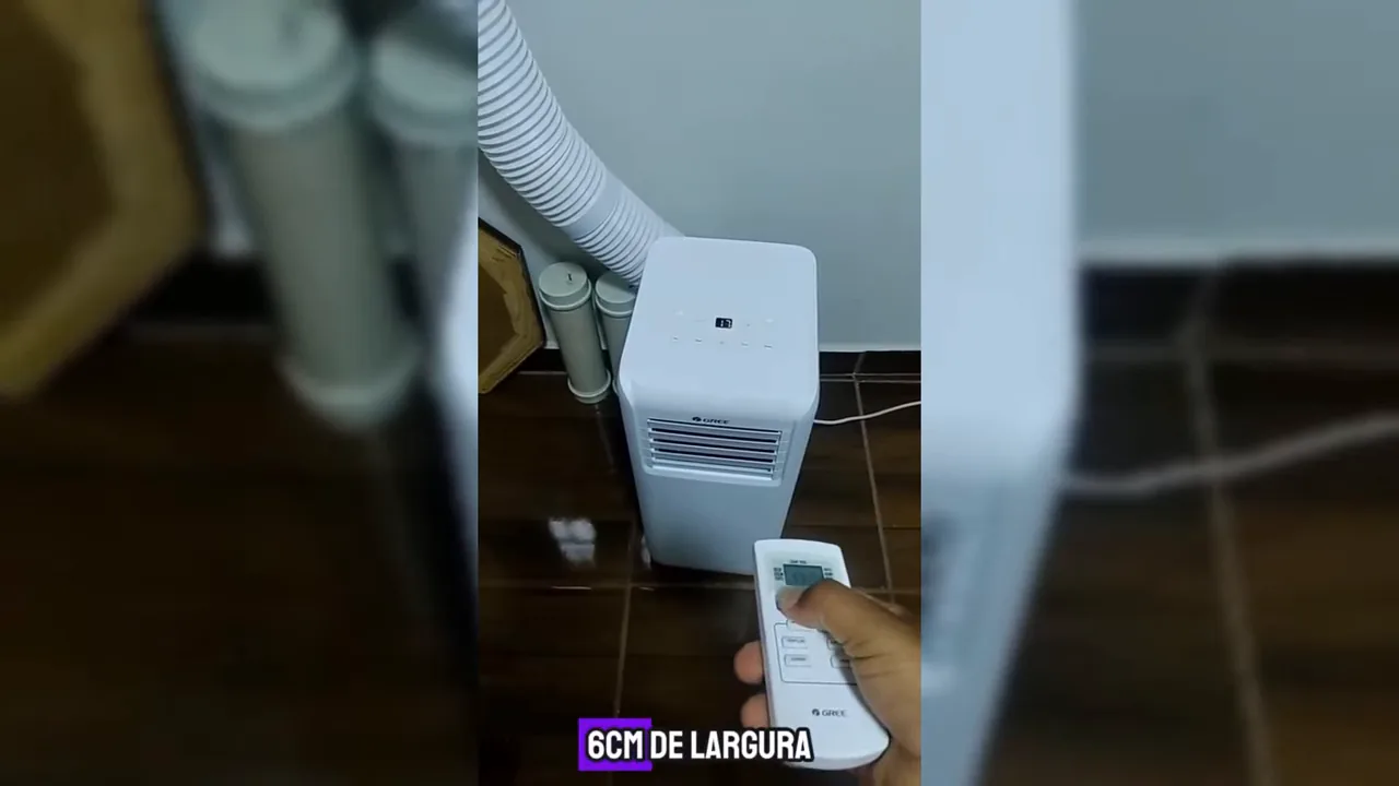 Ar-condicionado portátil Gree Aovia em funcionamento controlado pelo controle remoto