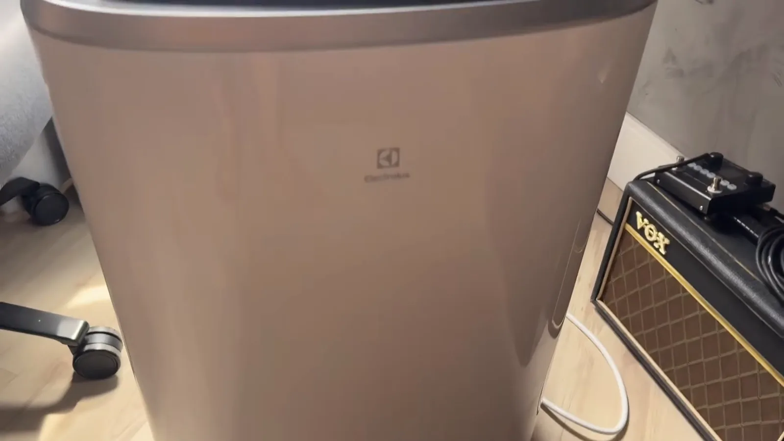 Ar-condicionado portátil Electrolux SP12F ligado refrigerando quarto com aleta aberta