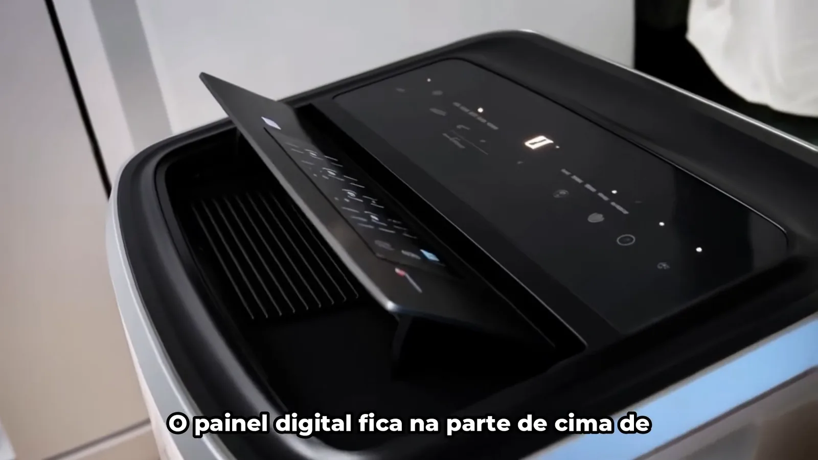 Painel digital sensível ao toque e aleta superior aberta do aparelho