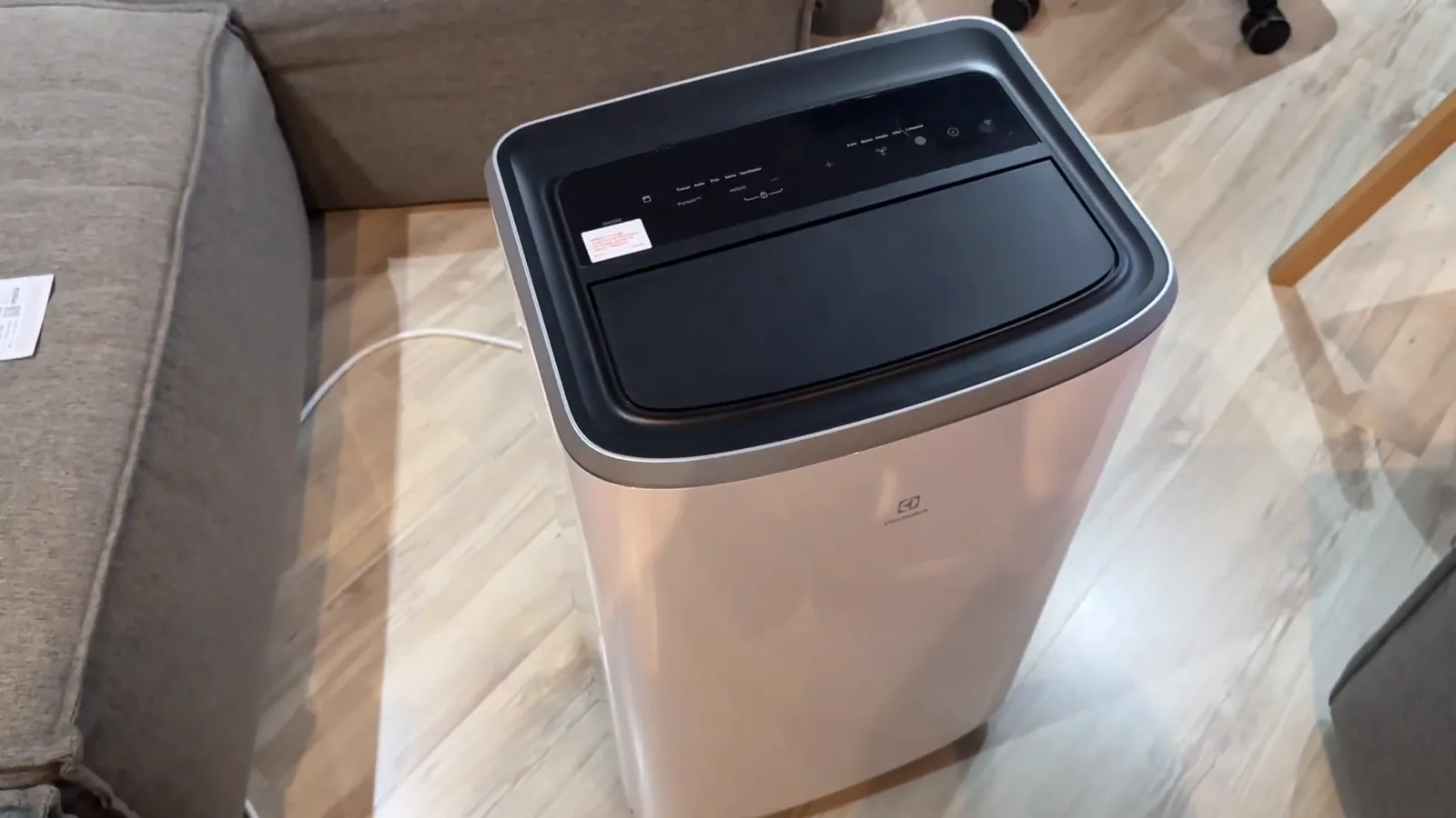 Ar-condicionado portátil Electrolux ligado com painel digital iluminado em sala