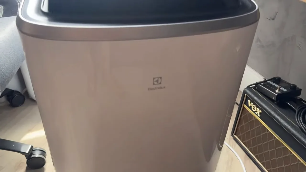 Ar-condicionado portátil Electrolux SP12F ligado em temperatura mínima no quarto