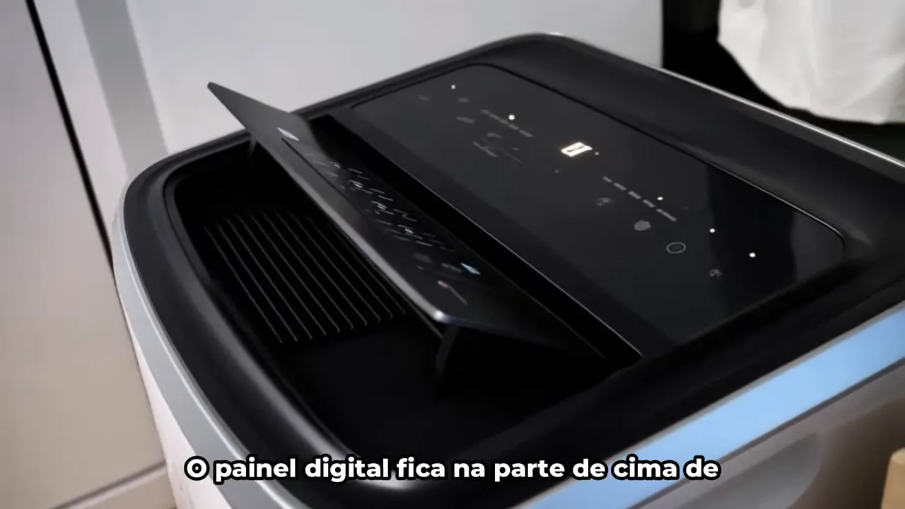 Aleta superior abrindo e painel de controle iluminado do ar-condicionado portátil