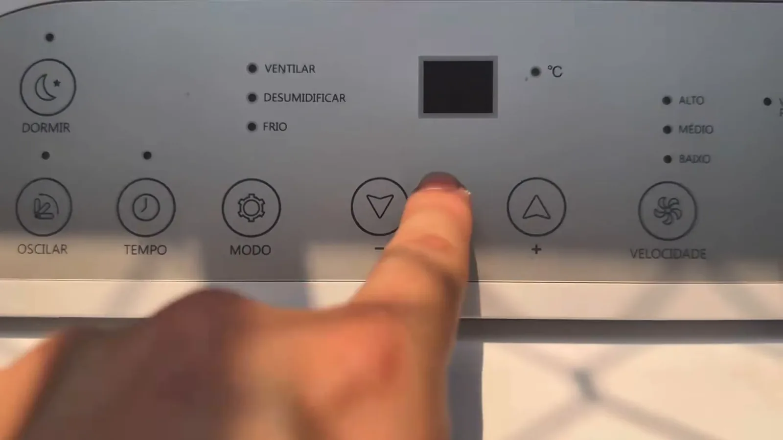 Painel de controle do ar-condicionado portátil ajustado em 24 graus