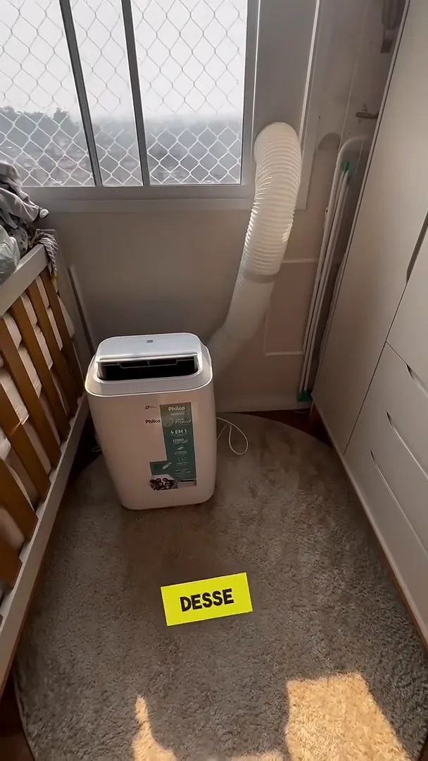 Ar-condicionado portátil Philco PAC12000F5 instalado com duto na janela do quarto