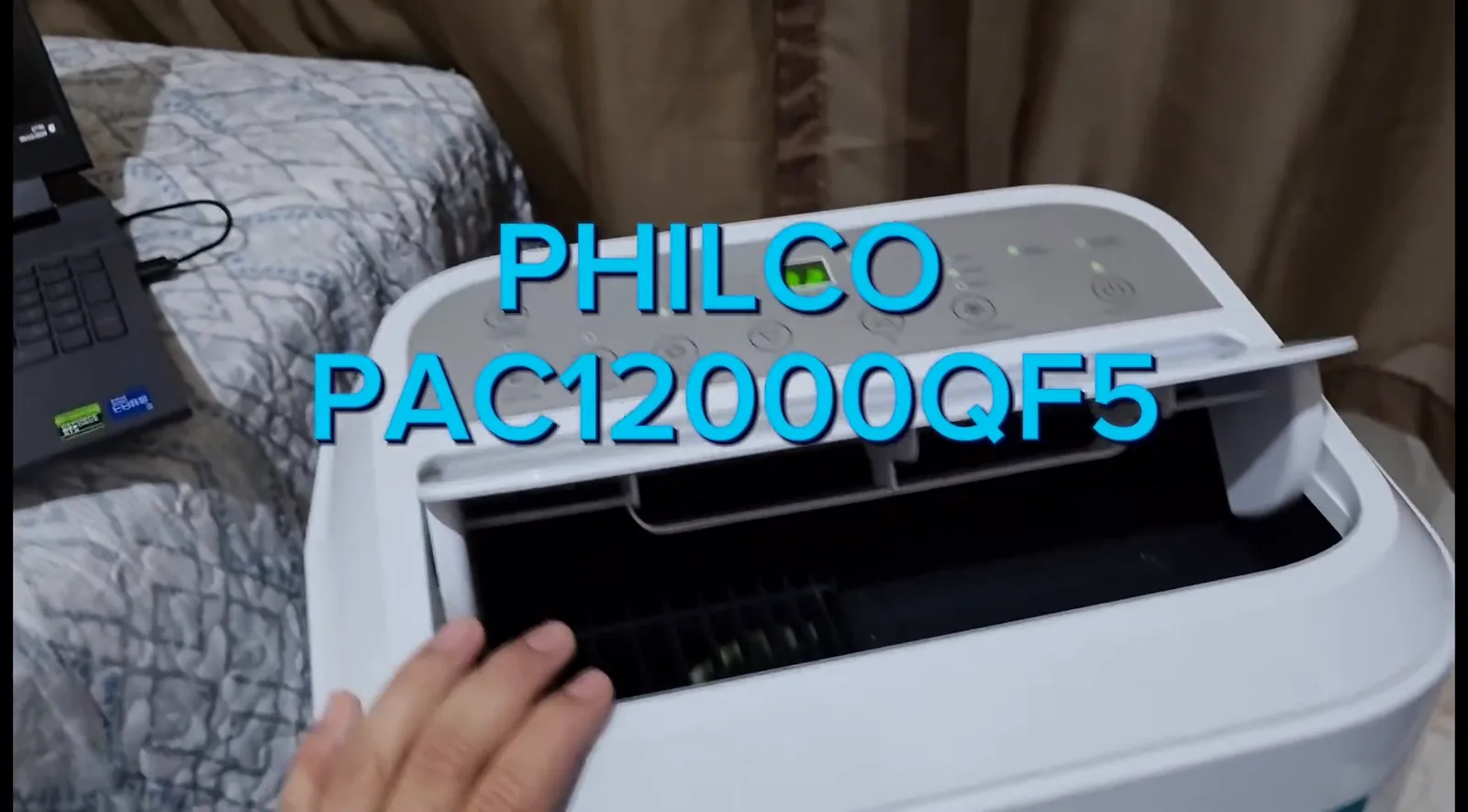 Ar-condicionado portátil Philco em funcionamento com painel marcando 22 graus