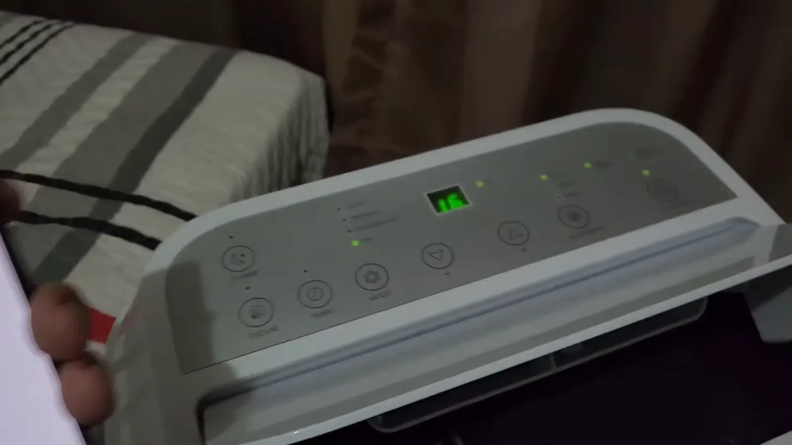 Ar-condicionado portátil Philco regulado na temperatura mínima de dezesseis graus