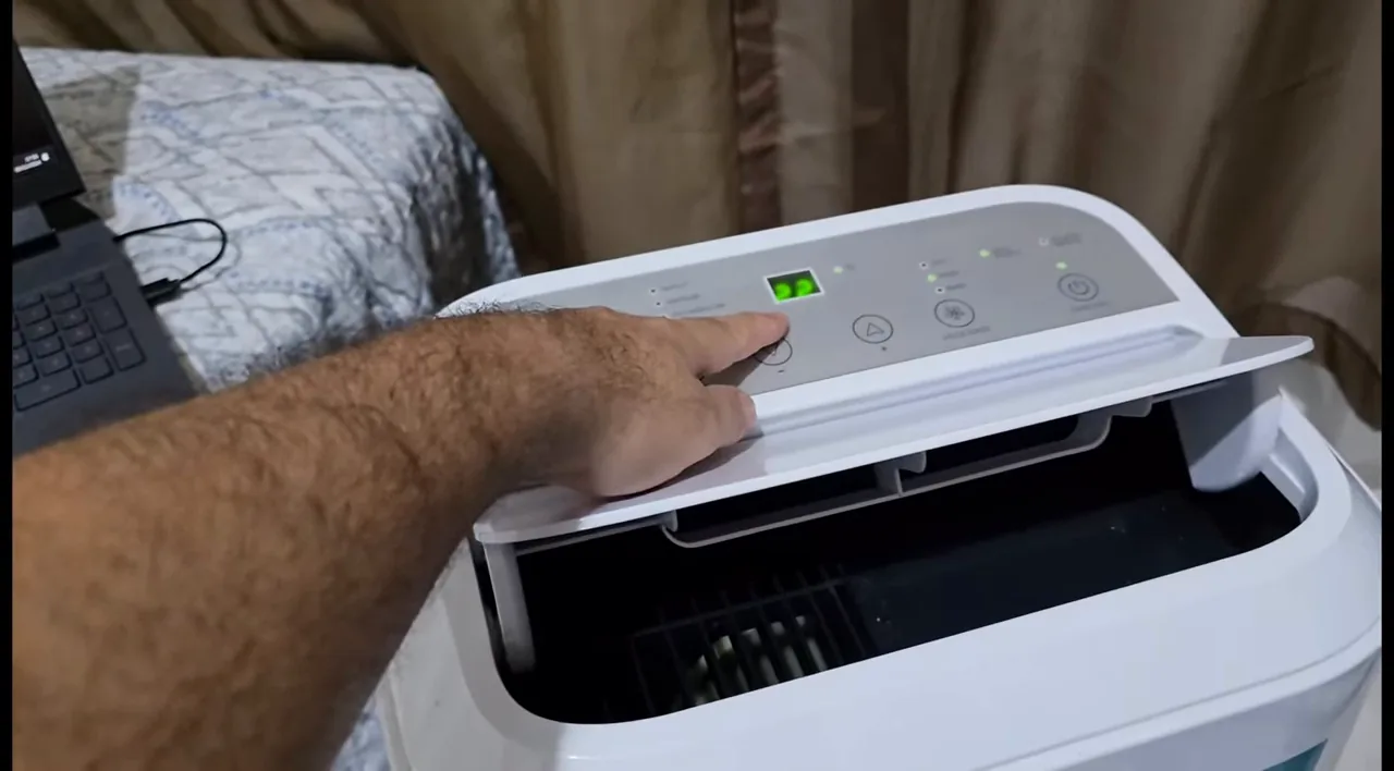 Usuário ajustando a temperatura desejada no painel digital do ar-condicionado