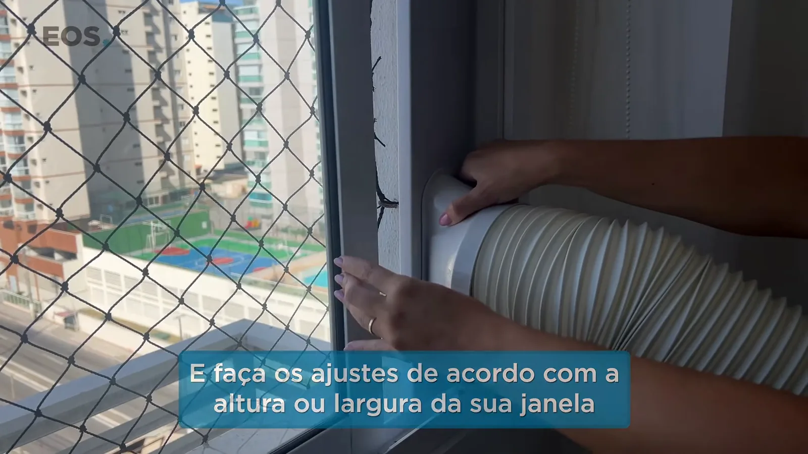 Duto de exaustão instalado na régua plástica de janela do apartamento