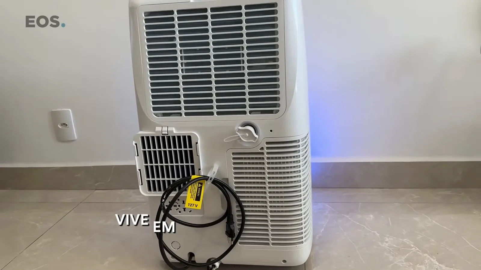 Traseira do EOS Slim mostrando saídas de ar e dreno condensador