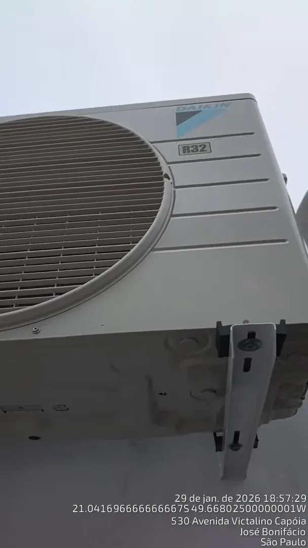Condensadora externa do ar-condicionado Daikin instalada e em funcionamento