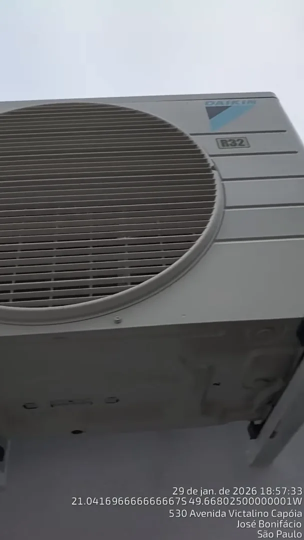 Unidade condensadora Daikin operando fixada no suporte de parede externa