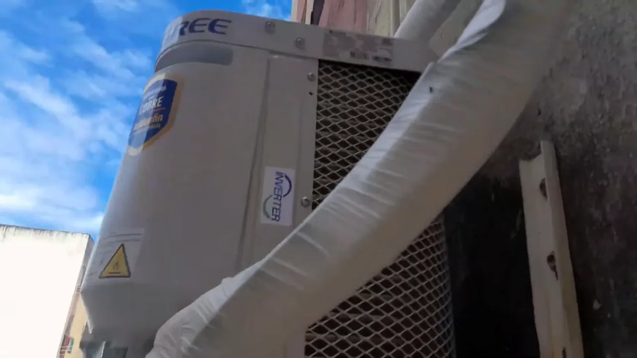 Condensadora cilíndrica do ar-condicionado Gree instalada na parede externa