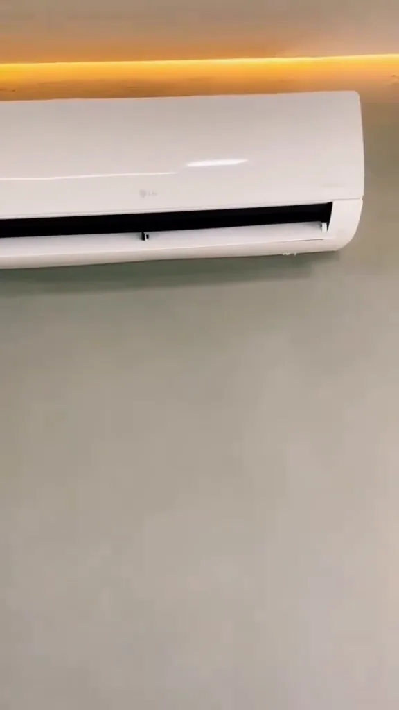 Unidade evaporadora LG Dual Inverter instalada na parede em funcionamento contínuo
