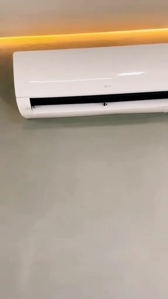 Ar-condicionado split LG Dual Inverter ligado refrigerando o ambiente residencial