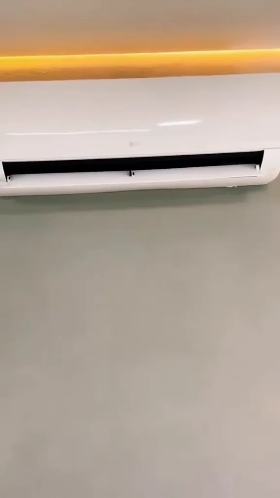 Ar-condicionado split LG Dual Inverter ligado e climatizando o ambiente