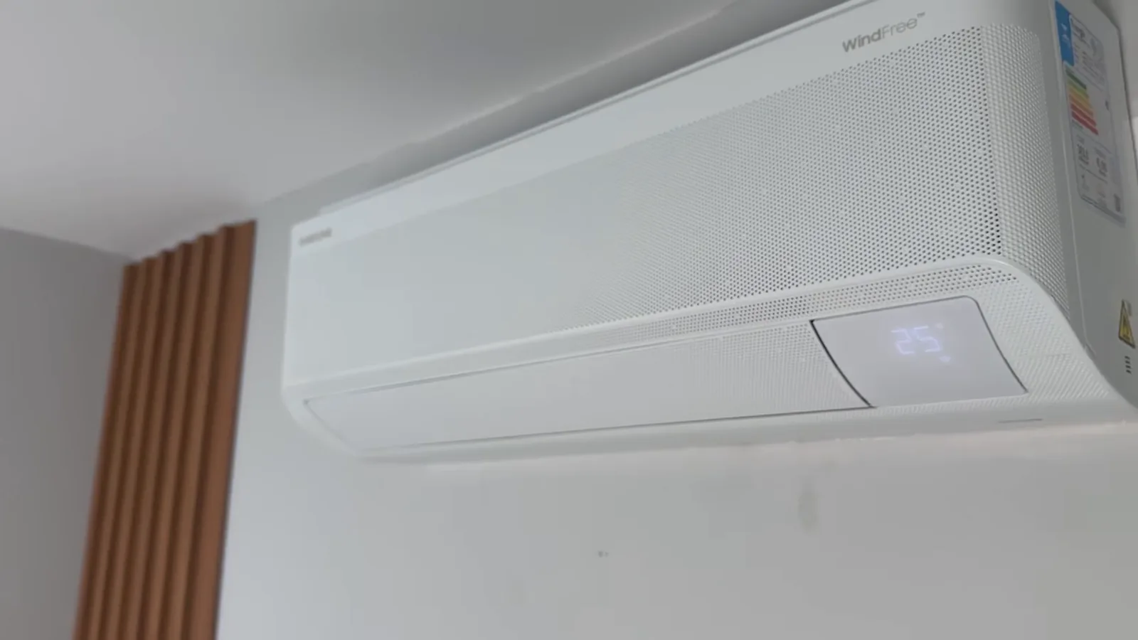 Ar-condicionado instalado operando no modo sem vento através dos microfuros