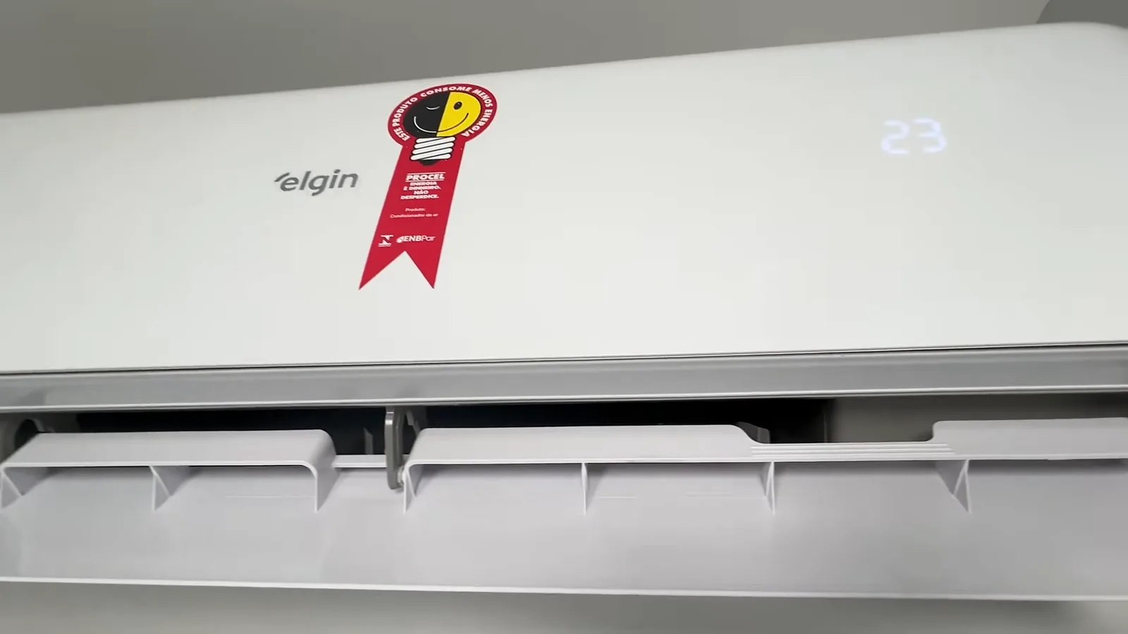 Evaporadora instalada na parede em funcionamento com display aceso