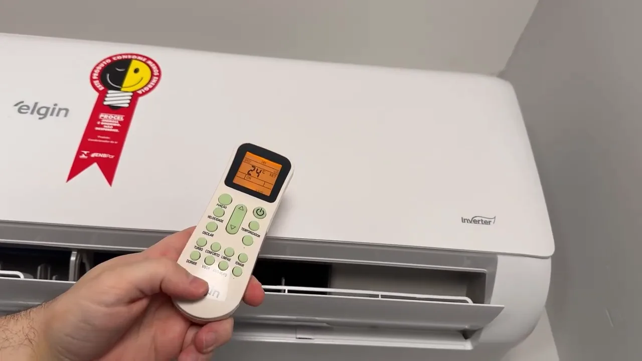 Controle remoto regulando a temperatura da evaporadora na parede