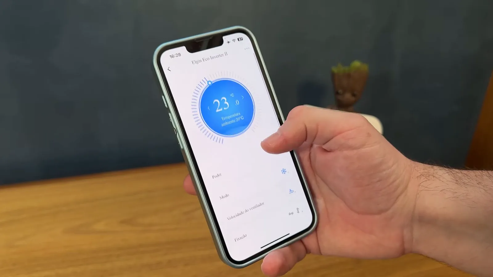 Aplicativo Elgin Air no smartphone controlando as funções do ar-condicionado