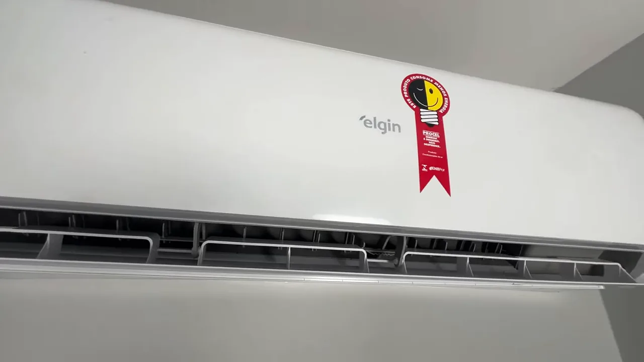 Aleta da evaporadora abrindo ao iniciar o funcionamento na parede
