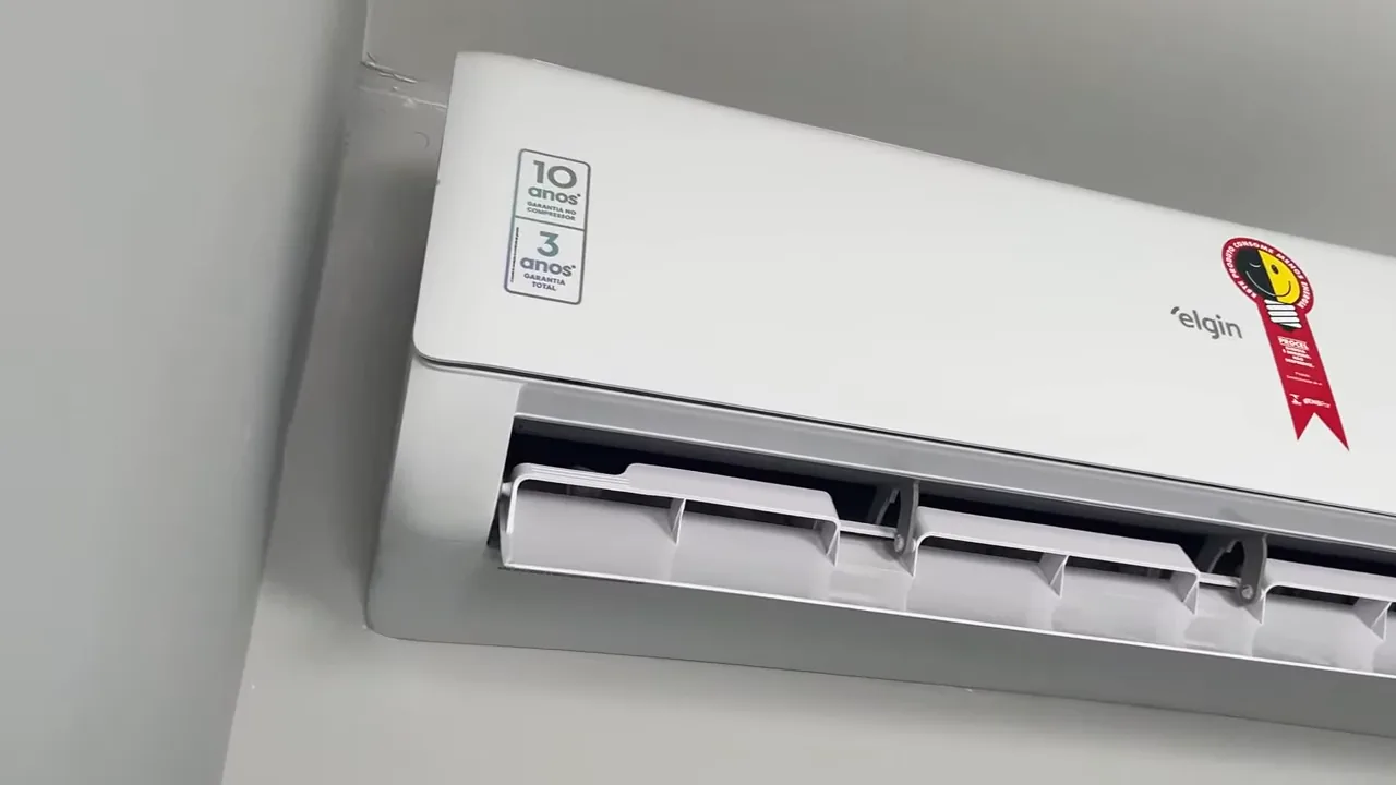 Evaporadora em pleno funcionamento com aletas oscilando e visor ativo